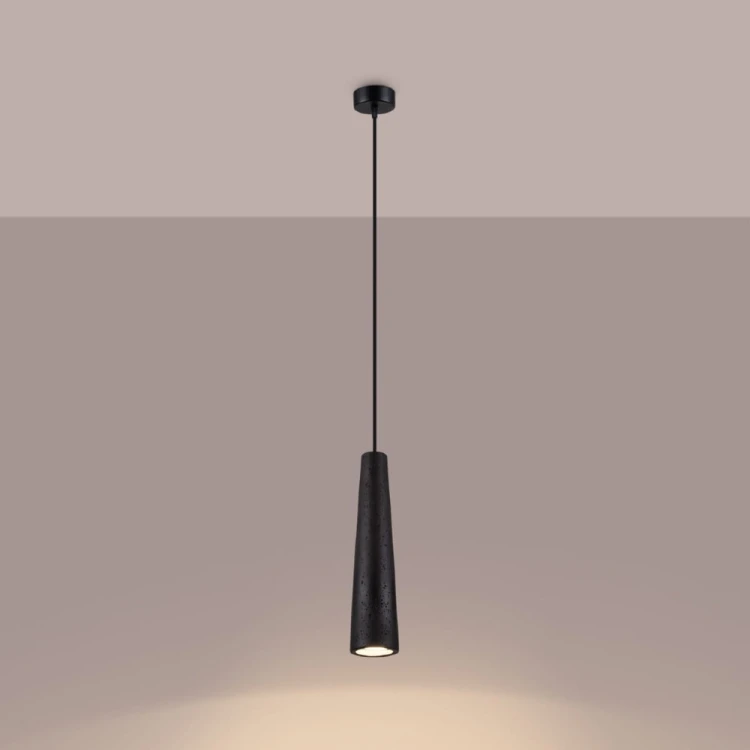 Lampa wisząca ELECTRA to nowoczesne oświetlenie do wnętrz loftowych i industrialnych. Betonowa powierzchnia nadaje jej wyjątkowego charakteru, a czarny kolor doskonale komponuje się z drewnem, metalem i betonem architektonicznym.