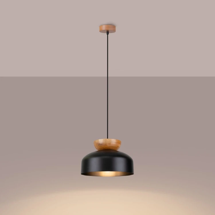 Lampa wisząca MARION doskonale sprawdzi się jako oświetlenie nad wyspę kuchenną, stół lub bar. Klasyczna forma i elegancka czerń nadają wnętrzu wyjątkowego charakteru, podkreślając jego nowoczesny styl.
