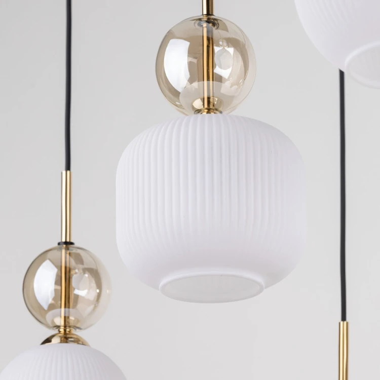 Nowoczesna lampa wisząca SOPHIA COGNAC z sześcioma źródłami światła E14 przyciąga uwagę elegancką formą. Połączenie bieli, złota i szkła cognac doskonale wpisuje się w aranżacje glamour, modern classic i contemporary.