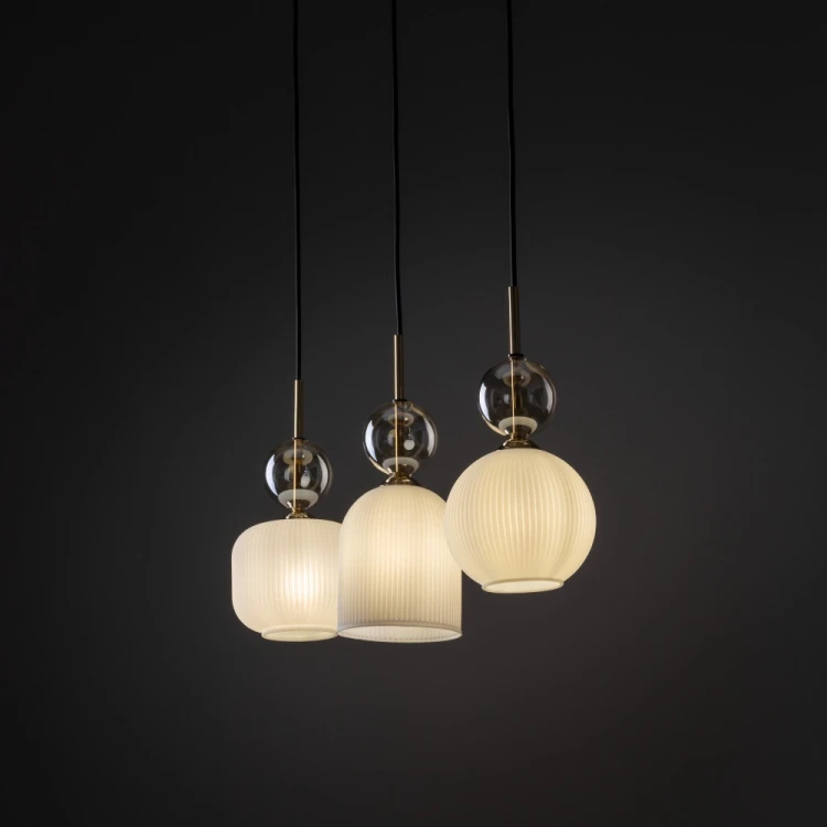 Nowoczesna lampa SOPHIA TK Lighting 11591 łączy elegancję i funkcjonalność. Trzy źródła światła E14 zapewniają komfortowe oświetlenie, a wyjątkowe połączenie bieli, złota i szkła cognac podkreśla charakter aranżacji.