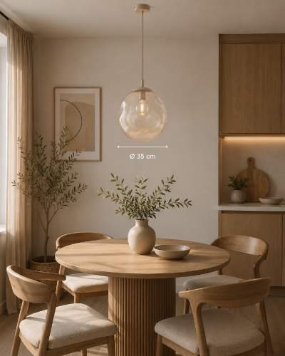 Beżowa lampa wisząca LAVA Savia 11325 to połączenie nowoczesnego wzornictwa i naturalnej elegancji. Dekoracyjny klosz o nieregularnym kształcie pięknie rozprasza światło, tworząc przytulną atmosferę we wnętrzu.