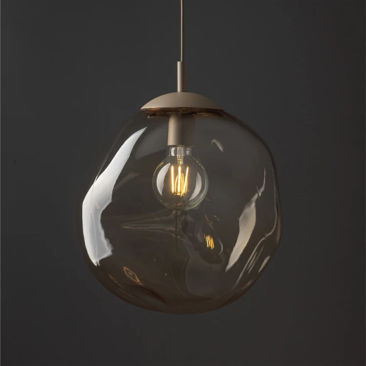 LAVA Savia TK Lighting to designerska lampa wisząca z kloszem inspirowanym naturalnymi formami. Jej lekka forma i ciepła kolorystyka doskonale uzupełniają nowoczesne, minimalistyczne i skandynawskie aranżacje.