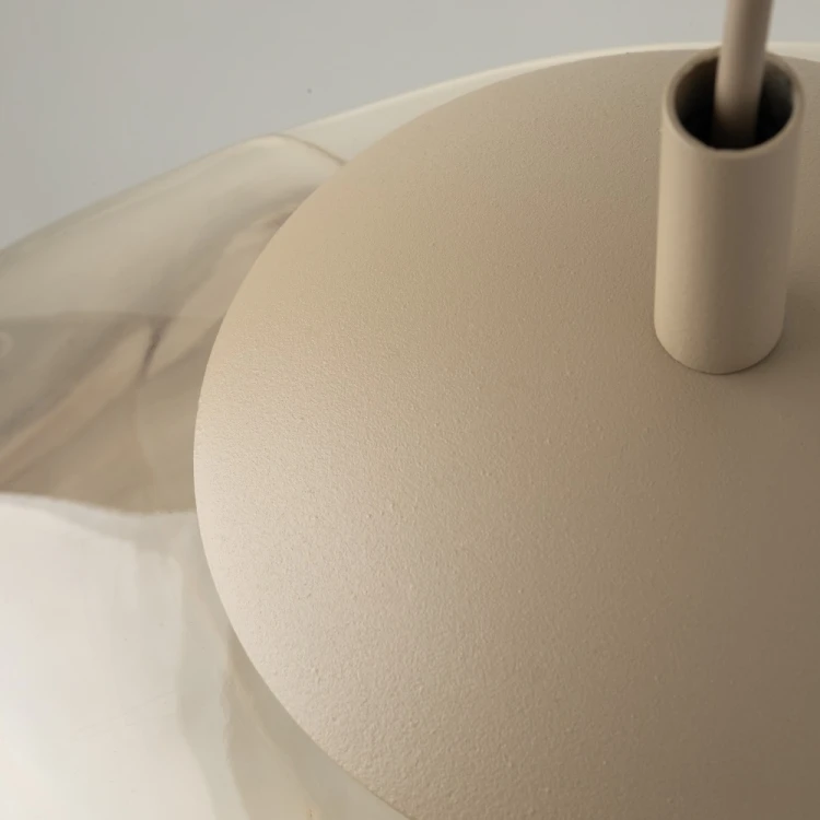 Lampa wisząca LAVA Savia 1xE27 zachwyca subtelnym designem i wysoką estetyką wykonania. Organiczny klosz ze szkła oraz beżowa oprawa tworzą elegancką dekorację nad stołem lub wyspą kuchenną.