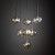 Beżowa lampa wisząca LAVA Sabia 7xG9 łączy nowoczesny design z subtelną elegancją. Kaskadowy układ kloszy przyciąga wzrok i tworzy przytulną atmosferę w jadalni, salonie oraz reprezentacyjnych przestrzeniach.