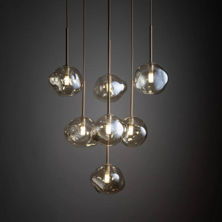 Beżowa lampa wisząca LAVA Sabia 7xG9 łączy nowoczesny design z subtelną elegancją. Kaskadowy układ kloszy przyciąga wzrok i tworzy przytulną atmosferę w jadalni, salonie oraz reprezentacyjnych przestrzeniach.