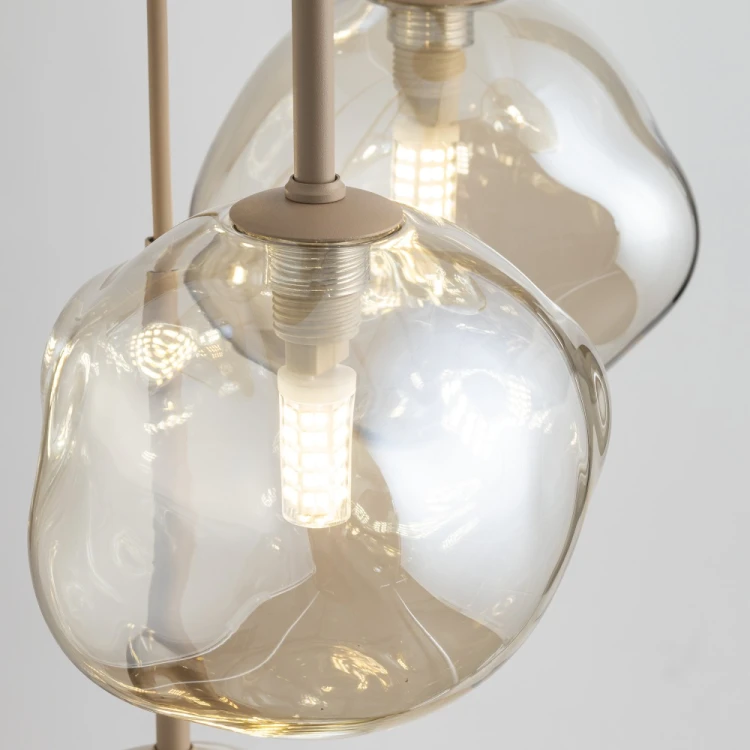 LAVA Sabia marki TK Lighting to propozycja dla miłośników stylu japandi i modern organic. Szklane klosze o nieregularnych kształtach pięknie rozpraszają światło i podkreślają wyjątkowy charakter wnętrza.