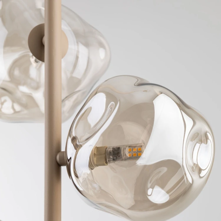 Nowoczesna lampa wisząca LAVA Sabia 3xG9 przyciąga uwagę nieregularnymi kloszami i minimalistyczną konstrukcją. To doskonały wybór do wnętrz urządzonych w stylu modern organic, japandi i skandynawskim.