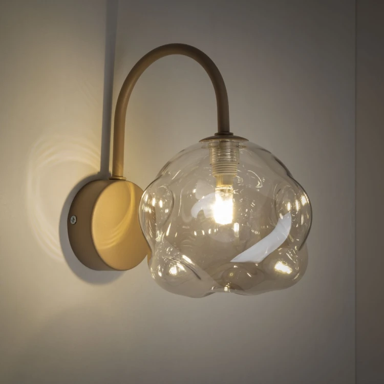 Kinkiet LAVA Sabia marki TK Lighting doskonale łączy funkcjonalność i dekoracyjny wygląd. Organiczny klosz oraz beżowa oprawa sprawiają, że model idealnie pasuje do nowoczesnych i minimalistycznych wnętrz.