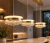 Lampa nad stół PRECIOSA ML1894 to połączenie luksusowego designu i nowoczesnej technologii LED. Regulowana wysokość, złota kolorystyka oraz dekoracyjne klosze sprawiają, że staje się centralnym punktem każdej jadalni.