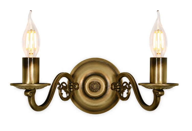 Kinkiet klasyczny CEREUS 381/K2 marki Lemir to elegancka lampa ścienna w kolorze patyny. Dwa źródła światła E14, dekoracyjne ramiona oraz ponadczasowy design sprawiają, że doskonale pasuje do salonu, sypialni, korytarza i hotelu.