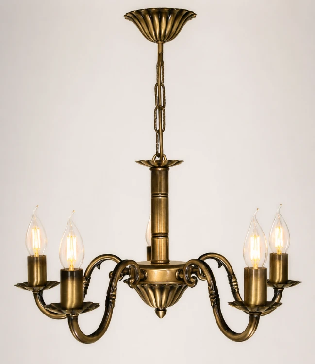Żyrandol klasyczny PRIMA 5xE14 patyna LEMIR O1005/W5 to elegancka lampa do salonu i jadalni. Metalowa oprawa w kolorze patyny podkreśla tradycyjny charakter wnętrza. Podział świecenia 2+3 pozwala tworzyć przytulny klimat i oszczędzać energię.