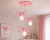 Różowa lampa wisząca EMMA PINK Milagro MLP1040 została stworzona z myślą o pokojach dziecięcych. Trzy regulowane zwisy, oprawki E27 oraz ozdobne kokardy tworzą wyjątkową kompozycję pełną lekkości i uroku.
