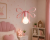 Różowa lampa wisząca EMMA PINK MLP1039 została stworzona z myślą o dziecięcych aranżacjach. Metalowa konstrukcja, dekoracyjna kokarda i oprawka E27 sprawiają, że lampa jest praktycznym i estetycznym elementem wyposażenia.