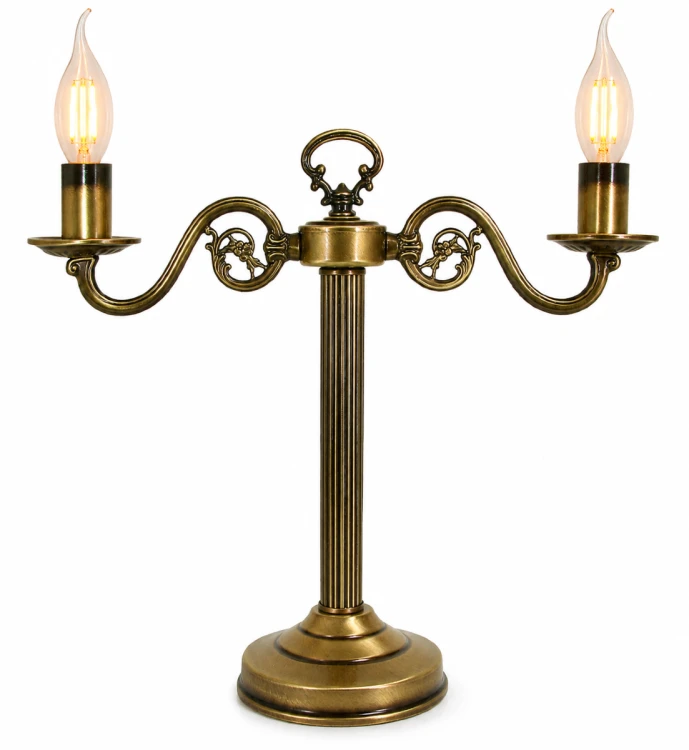Lampa stołowa CEREUS 2xE14 Lemir to elegancka dekoracja inspirowana klasycznymi świecznikami. Wykończenie w kolorze patyny oraz możliwość zastosowania żarówek filamentowych płomyk tworzą wyjątkowy klimat w salonie, sypialni i gabinecie