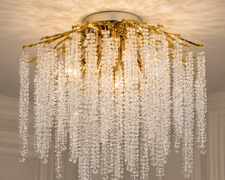 FIORITO 6xE14 + LED 6500K to luksusowa lampa sufitowa do wnętrz glamour. Złote wykończenie, transparentne kryształy i dodatkowe zimne podświetlenie LED tworzą wyjątkowy efekt świetlny i dekoracyjny.