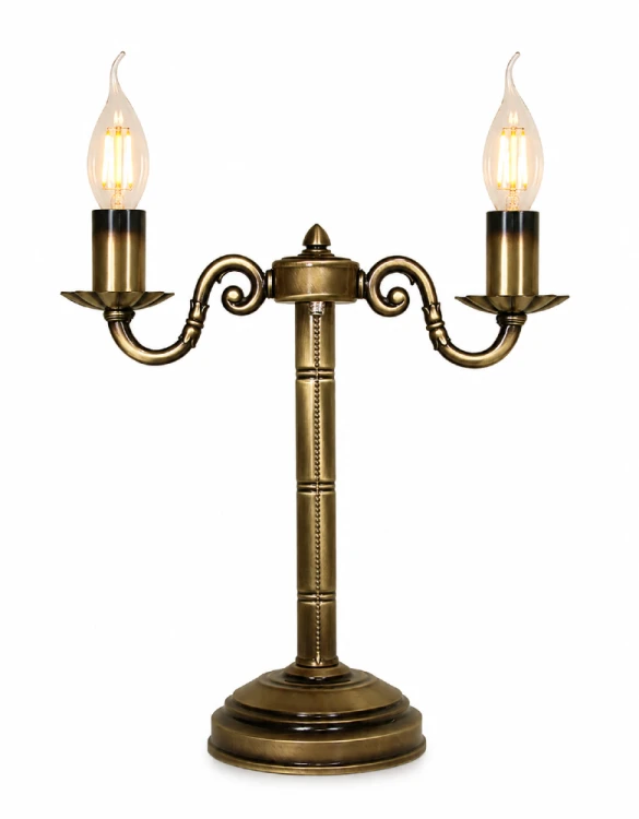 Lampa stołowa PRIMA LEMIR O1008/L2 w kolorze patyny to eleganckie oświetlenie w stylu klasycznym. Wykonana ze stali i odlewu ZNAL, posiada 2 źródła światła E14 oraz praktyczny sznureczek do włączania. Idealna do salonu, sypialni i gabinetu.