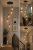 Stylowa lampa MARGO 5xE27 z bursztynowymi kloszami doskonale podkreśli charakter wnętrza. Kaskadowe zawieszenie, regulowana wysokość oraz podział świecenia 2+3 sprawiają, że jest praktyczna i dekoracyjna jednocześnie.