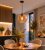 Stylowa lampa wisząca w kolorze czarnym z bursztynowym kloszem szklanym to idealny wybór do wnętrz modern, loft i japandi. Gwint E27 pozwala zastosować dekoracyjne żarówki LED, które podkreślą wyjątkowy wygląd lampy