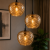 Nowoczesna lampa sufitowa BRESCO 3xE27 z bursztynowymi kloszami doskonale podkreśla charakter wnętrza. Czarna oprawa i efektowne szkło tworzą wyjątkową kompozycję do salonu, jadalni lub kuchni.
