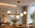 Elegancka lampa OSSO 5xE14 w kolorze patyny to połączenie stalowej konstrukcji i białych szklanych kul. Szerokość 72 cm, regulowana wysokość i funkcjonalny podział świecenia 2+3 zapewniają komfort użytkowania każdego dnia.