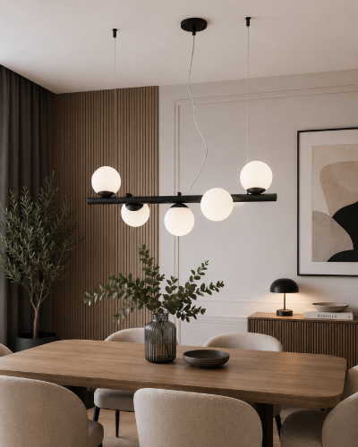 OSSO 5xE14 CZA zachwyca minimalistycznym designem i modnym połączeniem czarnej stalowej oprawy z białymi matowymi kulami. Szerokość 72 cm oraz funkcja świecenia 2+3 sprawiają, że idealnie sprawdzi się nad stołem lub wyspą kuchenną.