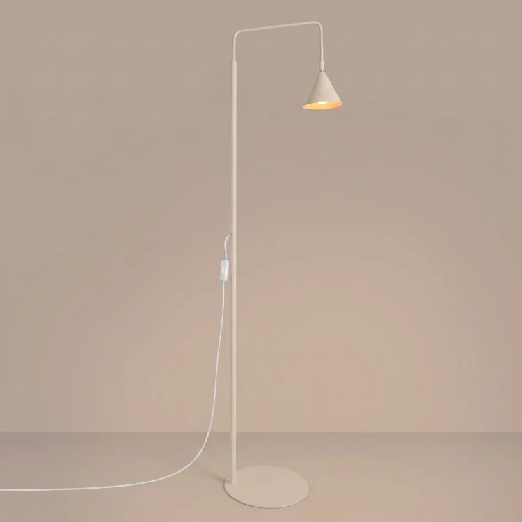 Szukasz lampy do czytania? Lampa podłogowa NOX 165 cm zapewnia komfortowe oświetlenie strefy wypoczynkowej. Beżowa kolorystyka doskonale współgra z drewnem i naturalnymi dodatkami.