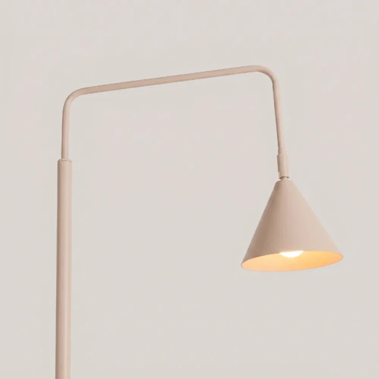 Lampa podłogowa NOX SL.2584 marki Sollux zachwyca prostotą i funkcjonalnością. Stabilna podstawa, wysięgnik oraz możliwość zastosowania żarówek LED E14 czynią ją praktycznym wyborem do domu.