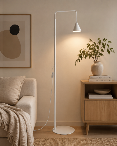 Nowoczesna lampa podłogowa NOX 1xE14 biała Sollux SL.2581 doskonale sprawdzi się jako lampa do czytania. Minimalistyczna forma, wysięgnik oraz wysokość 165 cm sprawiają, że świetnie uzupełni salon, sypialnię lub biuro.