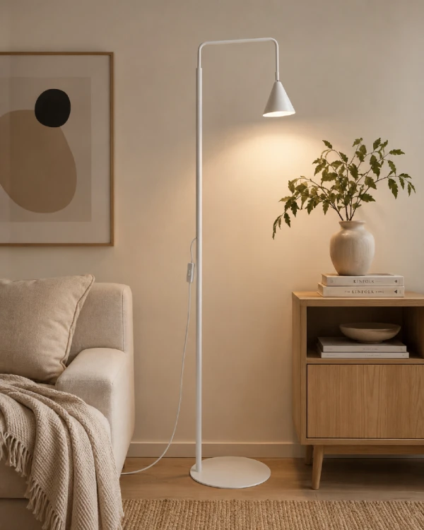 Nowoczesna lampa podłogowa NOX 1xE14 biała Sollux SL.2581 doskonale sprawdzi się jako lampa do czytania. Minimalistyczna forma, wysięgnik oraz wysokość 165 cm sprawiają, że świetnie uzupełni salon, sypialnię lub biuro.