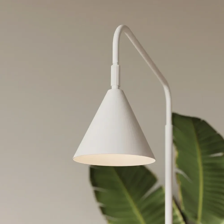 Lampa stojąca NOX SL.2581 marki Sollux to idealny wybór do wnętrz skandynawskich i minimalistycznych. Biała konstrukcja, oprawka E14 oraz funkcjonalny wysięgnik zapewniają komfortowe oświetlenie strefy relaksu i pracy.