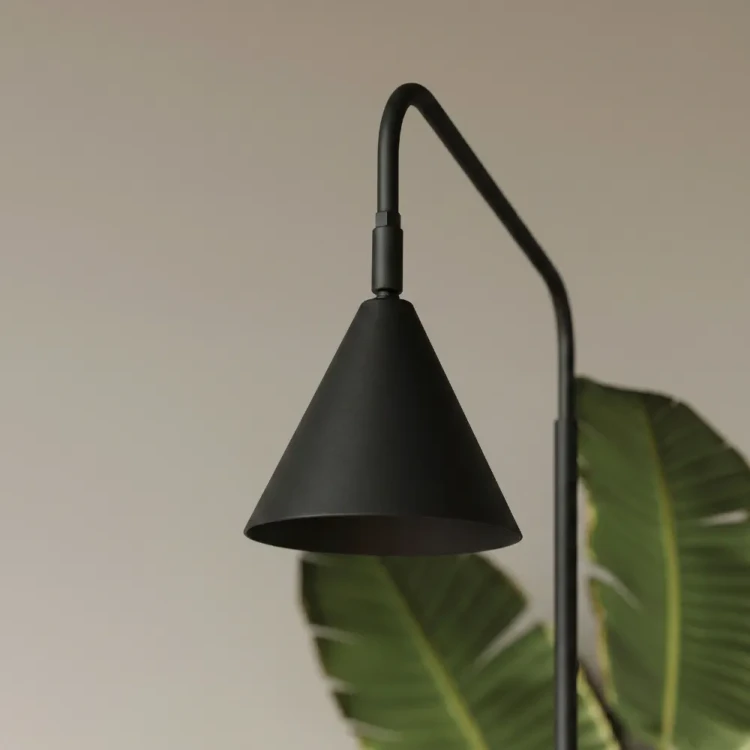 Lampa stojąca NOX SL.2582 marki Sollux to połączenie nowoczesnej estetyki i funkcjonalności. Czarna konstrukcja, oprawka E14 oraz wysięgnik czynią ją idealnym wyborem do salonu, sypialni lub gabinetu.