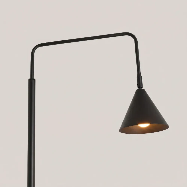 Lampa podłogowa NOX SL.2582 w czarnym kolorze to idealny dodatek do wnętrz loftowych i industrialnych. Wysokość 165 cm oraz funkcjonalny wysięgnik zapewniają wygodne oświetlenie podczas czytania i odpoczynku