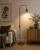 Nowoczesna lampa stojąca NOX SL.2585 w modnym oliwkowym kolorze doskonale uzupełni aranżacje skandynawskie, japandi i boho. Regulowany wysięgnik oraz wysokość 165 cm zwiększają komfort użytkowania każdego dnia.