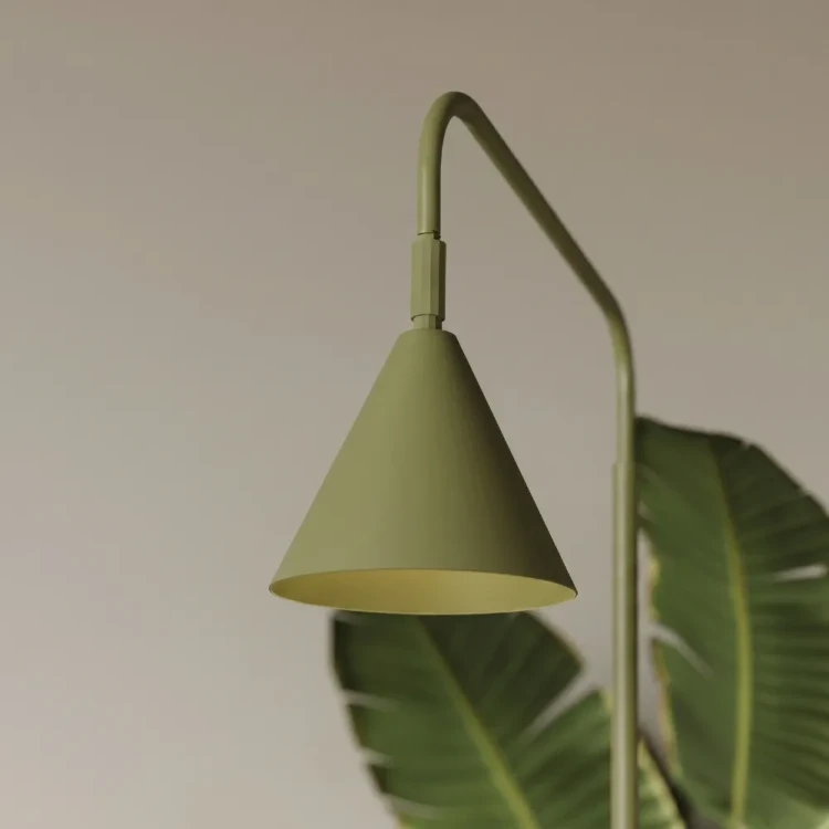 Lampa podłogowa NOX oliwkowa 165 cm to eleganckie oświetlenie do nowoczesnych wnętrz. Smukła konstrukcja, oprawka E14 i funkcjonalny wysięgnik sprawiają, że doskonale sprawdza się przy sofie, fotelu lub łóżku.
