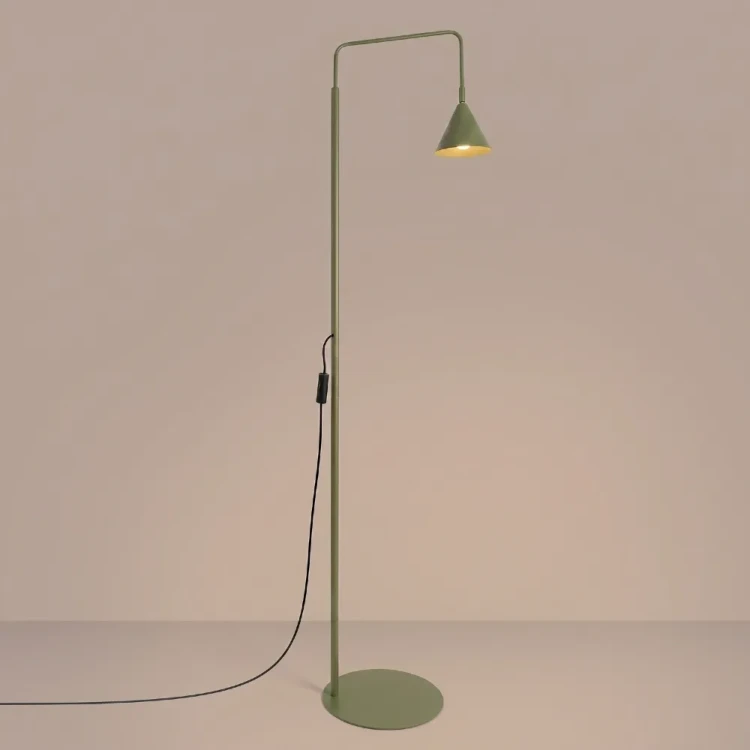 Minimalistyczna lampa podłogowa NOX SL.2585 marki Sollux łączy nowoczesny design z wygodą użytkowania. Oliwkowy kolor, wysokość 165 cm oraz wysięgnik sprawiają, że świetnie sprawdzi się w strefie wypoczynku.