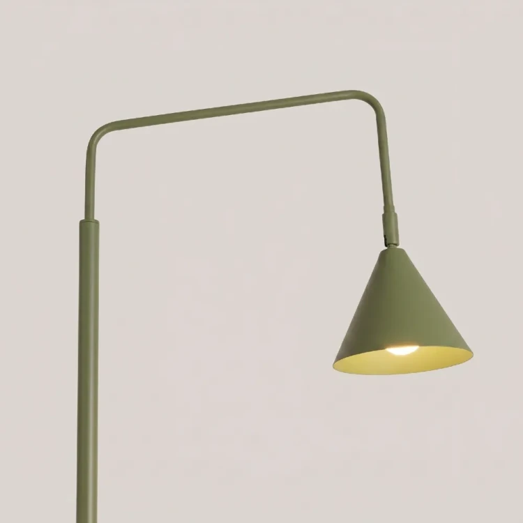 Lampa stojąca NOX 1xE14 oliwkowa Sollux SL.2585 to połączenie funkcjonalności i nowoczesnej estetyki. Smukła konstrukcja oraz praktyczny wysięgnik sprawiają, że doskonale sprawdzi się w każdym wnętrzu.