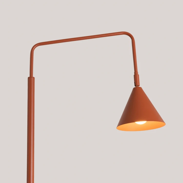 NOX SL.2586 to nowoczesna lampa stojąca w kolorze ochry czerwonej. Dzięki wysokości 165 cm, oprawce E14 i praktycznemu wysięgnikowi doskonale doświetli strefę wypoczynkową oraz miejsce do czytania.
