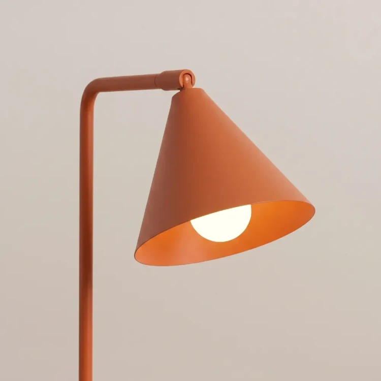 Minimalistyczna lampa biurkowa NOX SL.2571 marki Sollux zachwyca prostą formą i modnym kolorem ochry czerwonej. Doskonale sprawdzi się podczas pracy, nauki oraz wieczornego czytania książek.