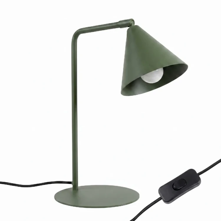 Minimalistyczna lampa biurkowa NOX SL.2570 marki Sollux łączy nowoczesny design z funkcjonalnością. Oliwkowy kolor oraz kompaktowe wymiary sprawiają, że idealnie pasuje do współczesnych wnętrz