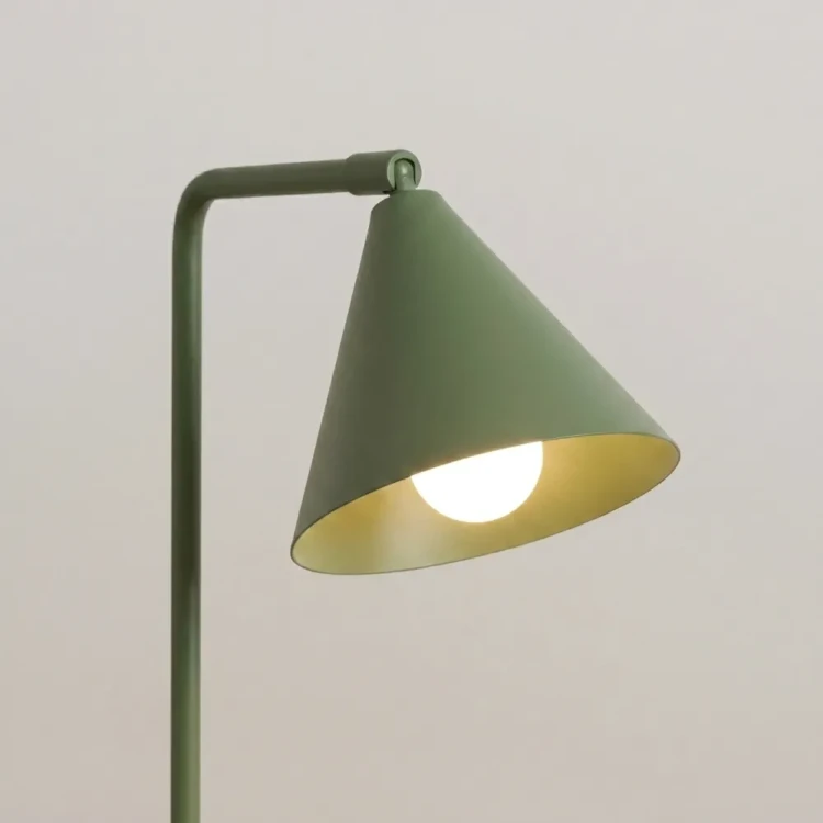 NOX SL.2570 to stylowa lampa biurkowa w kolorze oliwkowym. Dzięki wymiarom 18x18x35 cm oraz oprawce E14 zapewnia komfortowe oświetlenie biurka, stolika nocnego lub miejsca do nauki.