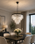 Nowoczesna lampa OLIVIA glamour to połączenie elegancji i blasku. Kryształowe elementy efektownie rozpraszają światło, tworząc wyjątkowy klimat w pomieszczeniu. Idealna do wnętrz w stylu glamour i klasycznym.