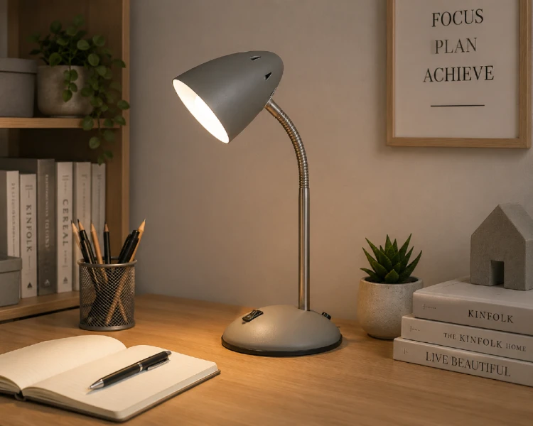 Szara lampka biurkowa COSMIC marki Italux została wyposażona w ruchome ramię oraz gwint E27 kompatybilny z żarówkami LED. Doskonale sprawdzi się podczas odrabiania lekcji, czytania książek i pracy przy komputerze.