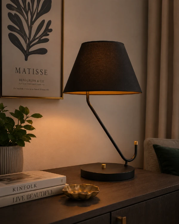 Stylowa lampka stołowa VICTORIA BLACK Milagro zachwyca ponadczasowym designem. Czarna tkanina i metalowa podstawa doskonale komponują się z wnętrzami glamour, loft i modern classic. Idealna na stolik nocny lub komodę