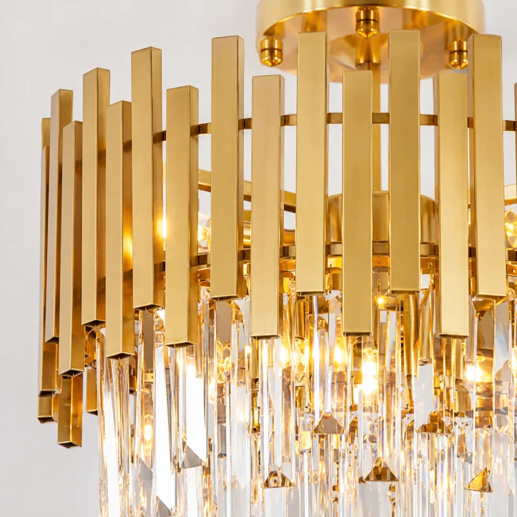 Elegancki plafon glamour ASPEN ML8810 z kryształami i złotą konstrukcją nada wnętrzu wyjątkowego charakteru. Sześć źródeł światła E14 zapewnia doskonałe oświetlenie, a ponadczasowy design pasuje do nowoczesnych i klasycznych aranżacji.