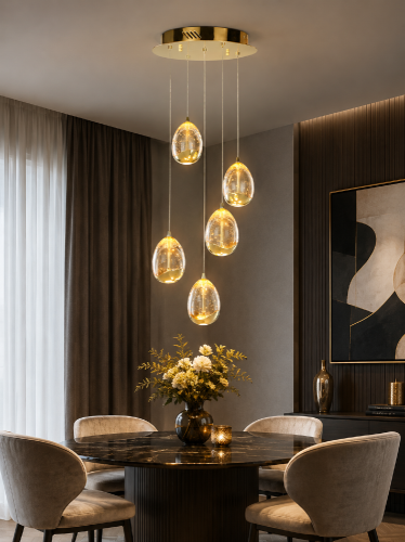 Nowoczesna lampa wisząca HUELTO PND-22112132-5A-CHPN łączy luksusowe wykończenie w kolorze złota szampańskiego z efektownymi kloszami LED. Kaskadowa konstrukcja doskonale sprawdzi się nad stołem, w antresoli i wysokich wnętrzach.