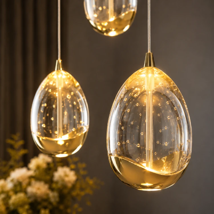 HUELTO Italux to designerska lampa kaskadowa LED z pięcioma transparentnymi kloszami. Złoto szampańskie, ciepła barwa światła 3000K oraz dekoracyjne pęcherzyki powietrza nadają wnętrzu elegancji i wyjątkowego charakteru.