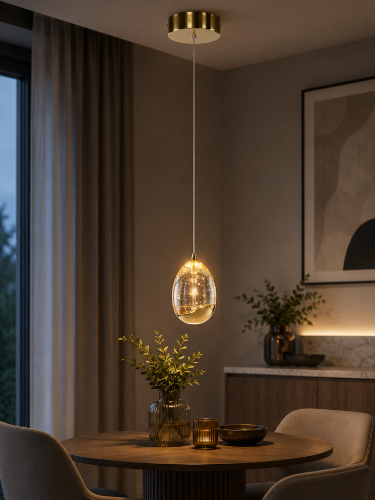 Nowoczesna lampa HUELTO PND-22112132-1A-CHPN łączy minimalistyczny design z luksusowym wykończeniem. Złoty szampański detal i efektowny klosz LED sprawiają, że oprawa doskonale prezentuje się nad stolikiem, wyspą lub barkiem.