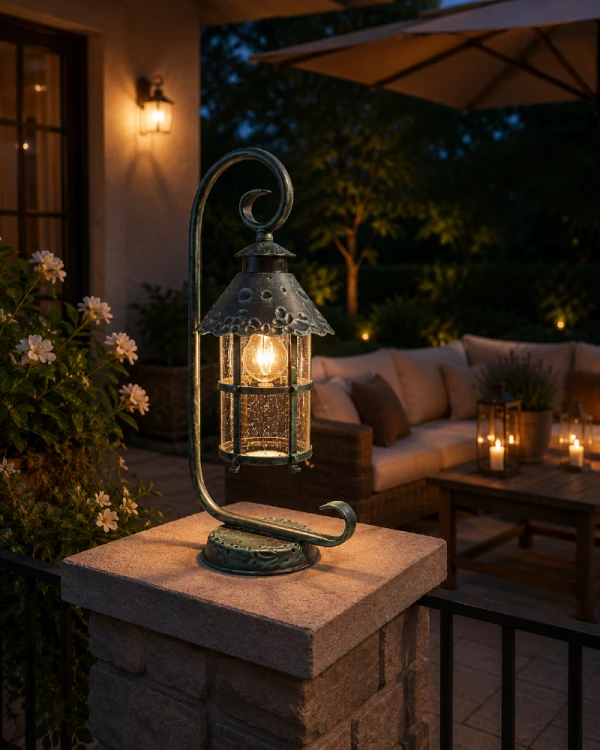 Klasyczna lampa ogrodowa TOLEDO K 4011/1/R została wykonana z trwałego odlewu aluminiowego i ozdobnego szkła. Dzięki wysokości 44 cm świetnie nadaje się do oświetlenia murków, tarasów i alejek ogrodowych.