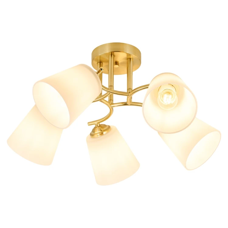 PAFOS ML2766 to elegancka lampa sufitowa wyposażona w 5 oprawek E27. Złote wykończenie oraz białe klosze doskonale komponują się z aranżacjami glamour, modern classic i nowoczesnymi. Idealna do salonu, sypialni oraz jadalni.