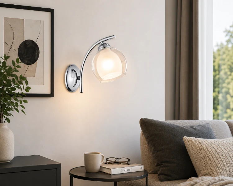 ALTEA O2230 K1 CH to stylowy kinkiet wyposażony w oprawkę E27 i efektowny klosz z transparentnego szkła z mlecznym dyfuzorem. Chromowane wykończenie nadaje lampie elegancji, a uniwersalna forma pasuje do wielu aranżacji wnętrz.